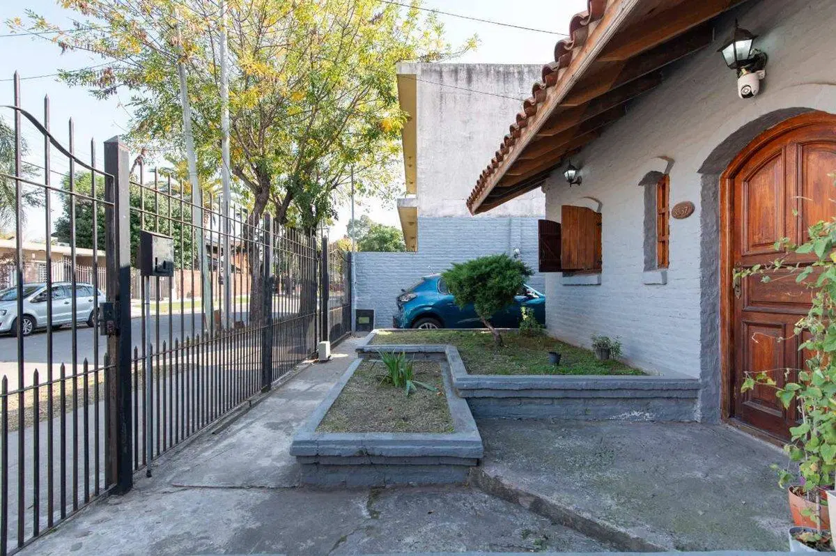 Venta Casa 5 Ambientes con Pileta en Quilmes 5
