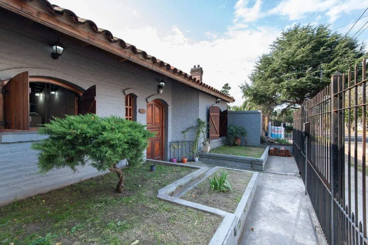 Venta Casa 5 Ambientes con Pileta en Quilmes 2