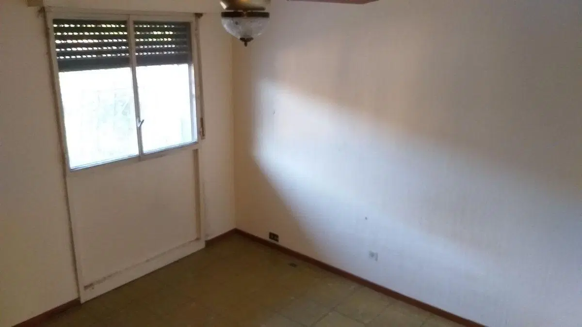 VENTA CASA 3 AMBIENTES COCHERA QUILMES 5