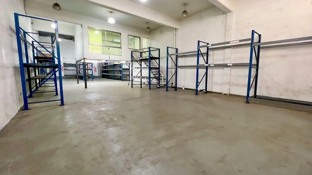 LOCAL COMERCIAL CON OFICINA V. DOMINICO AVELLANEDA 8