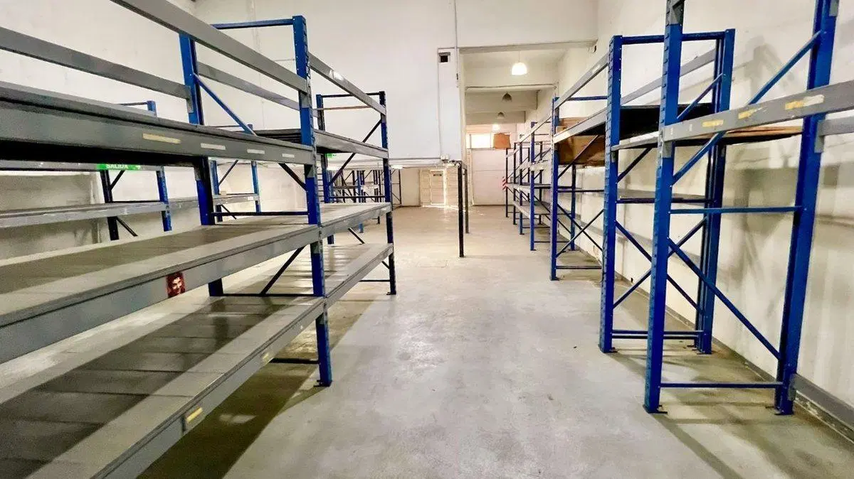 LOCAL COMERCIAL CON OFICINA V. DOMINICO AVELLANEDA 4