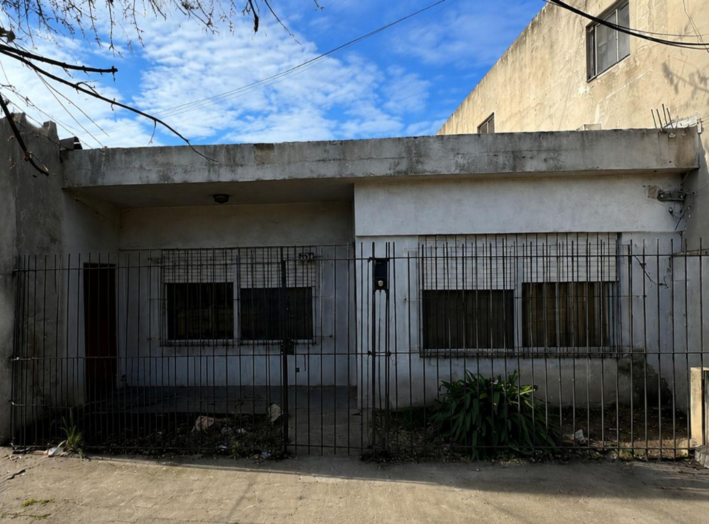 Casa Venta 4 ambientes cochera Berazategui