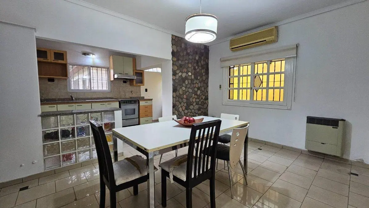 VENTA CASA 3 AMBIENTES C/ JARDIN Y COCHERA QUILMES 4