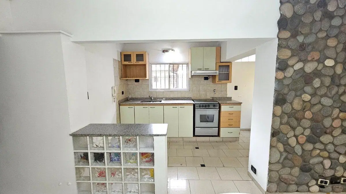VENTA CASA 3 AMBIENTES C/ JARDIN Y COCHERA QUILMES 3