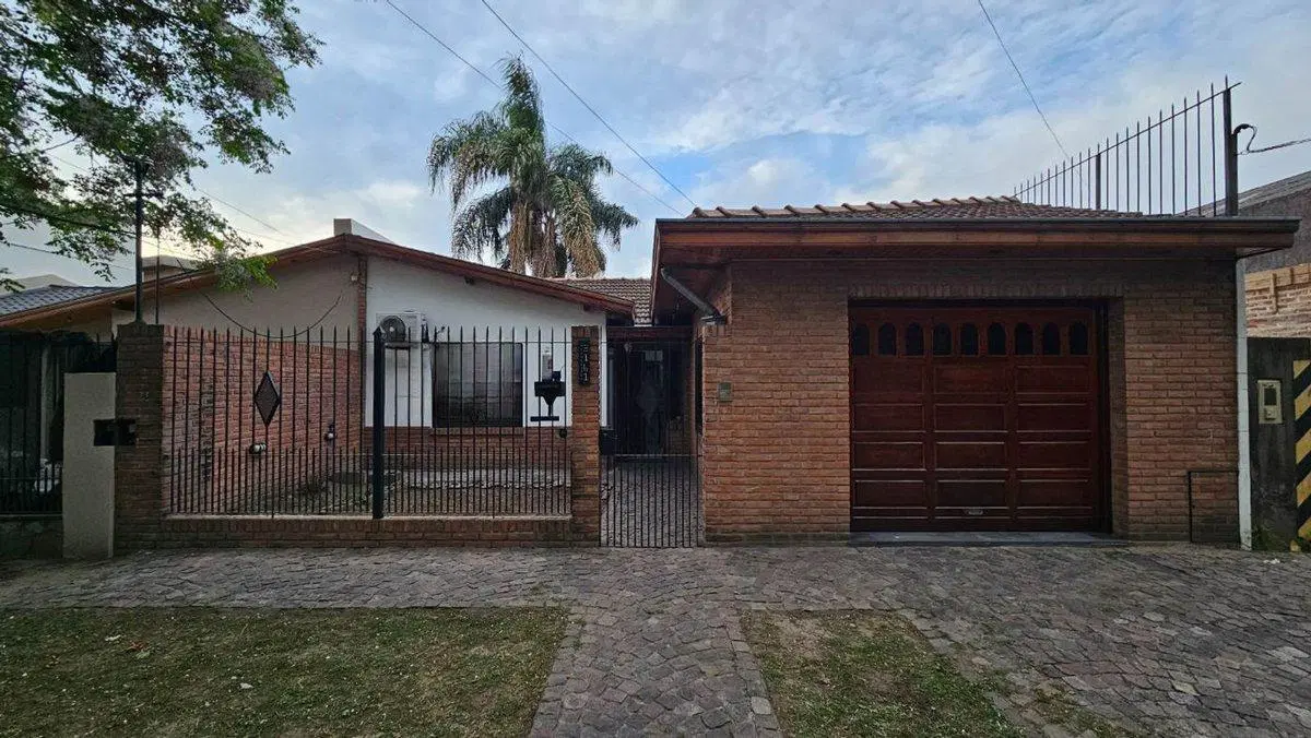 VENTA CASA 3 AMBIENTES C/ JARDIN Y COCHERA QUILMES 8