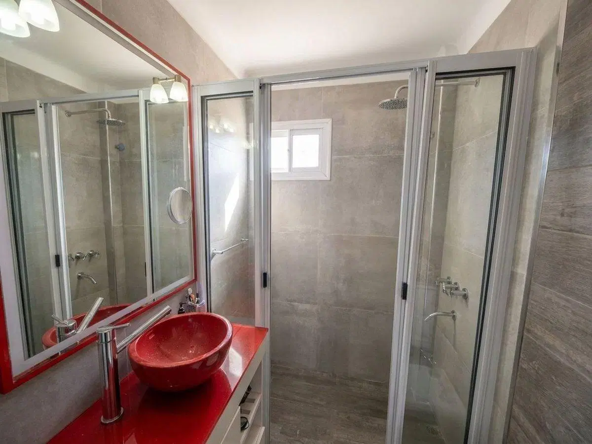 Casa en Venta 4 ambientes con pileta / Wilde 5