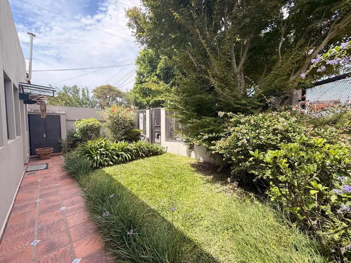 Venta casa con jardin cochera 3 ambientes Bernal. 8