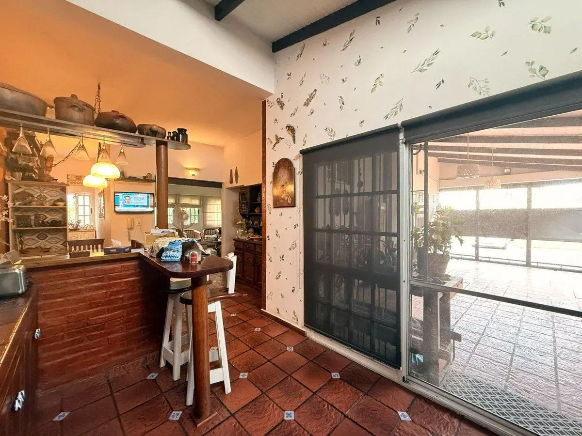 Venta casa con jardin cochera 3 ambientes Bernal. 5