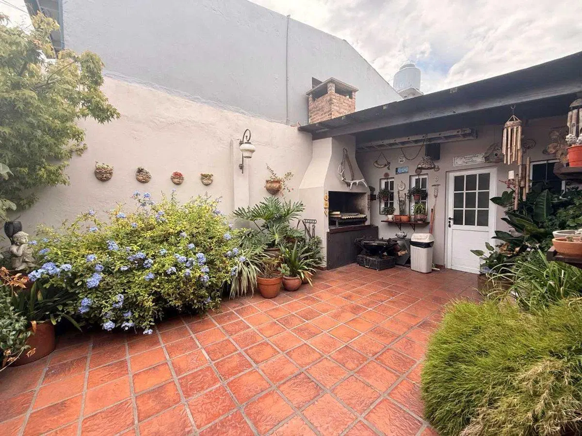 Venta casa con jardin cochera 3 ambientes Bernal. 4