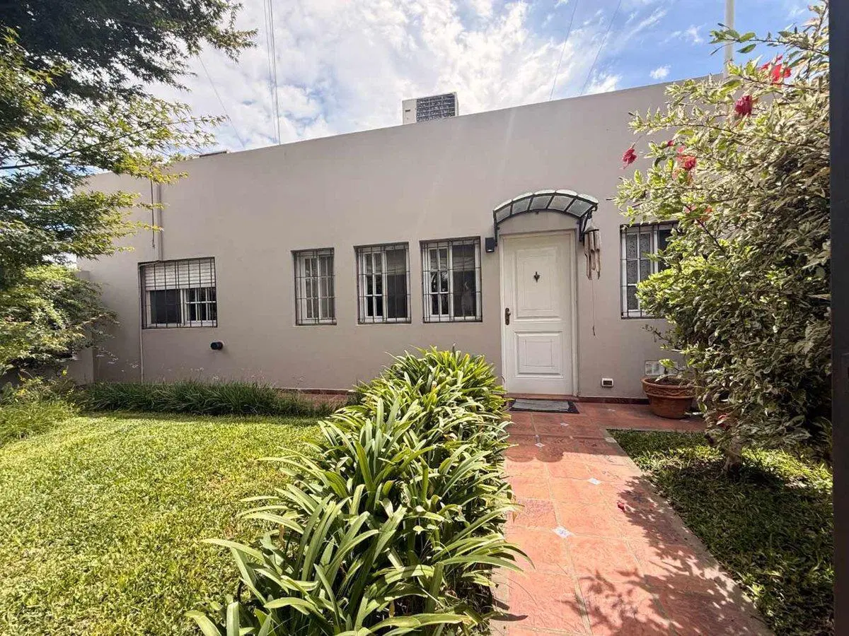 Venta casa con jardin cochera 3 ambientes Bernal. 5
