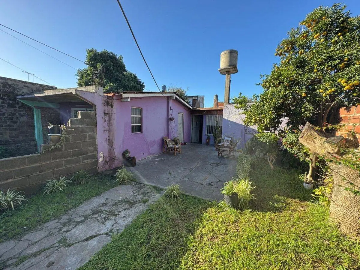 Venta Casa 3 ambientes con patio  Florencio Varela 2