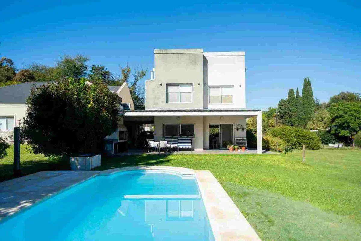 CASA EN VENTA 4 AMB C/PILETA, EL CARMENCITO. 3