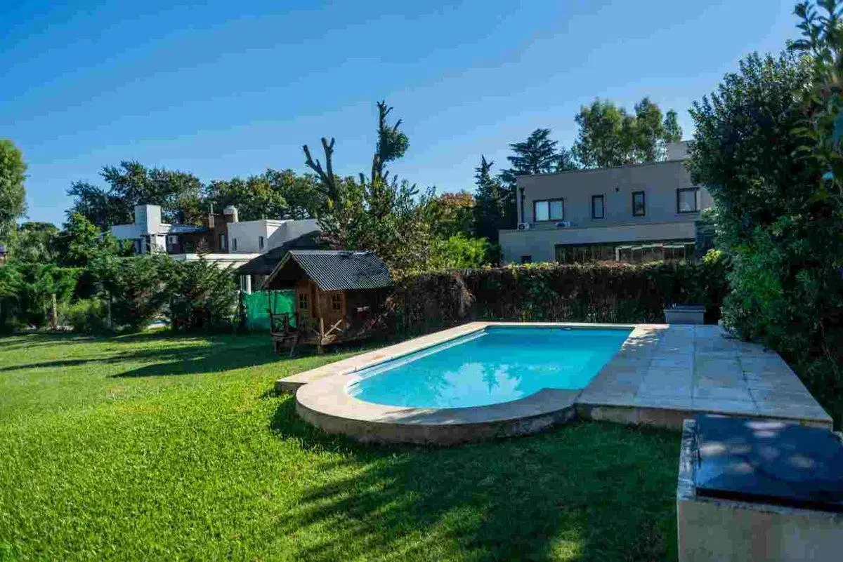 CASA EN VENTA 4 AMB C/PILETA, EL CARMENCITO. 4