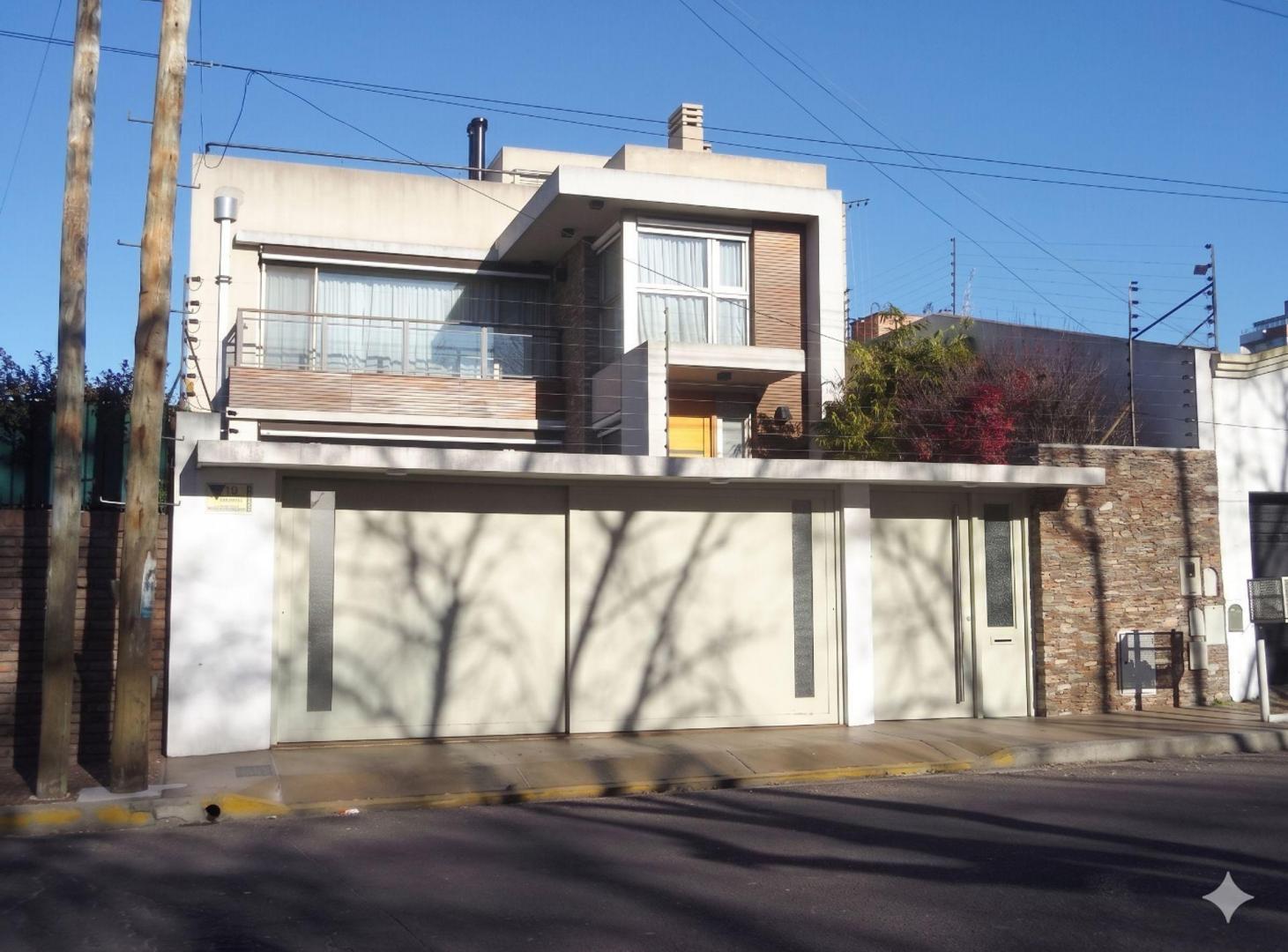 VENTA CASA 5 AMB PILETA QUINCHO ASCENSOR QUILMES