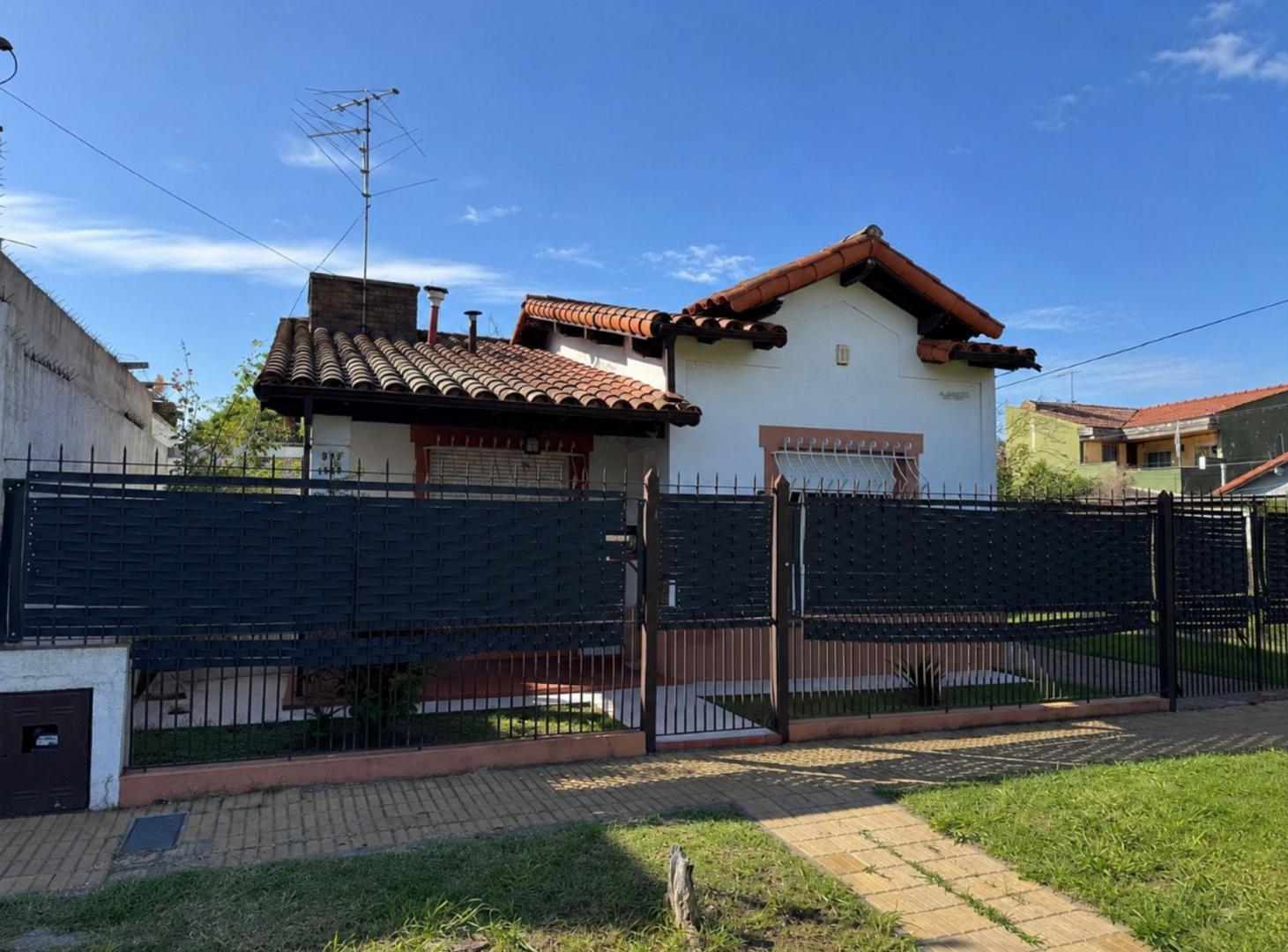 Casa 3 ambientes con patio Quilmes Oeste