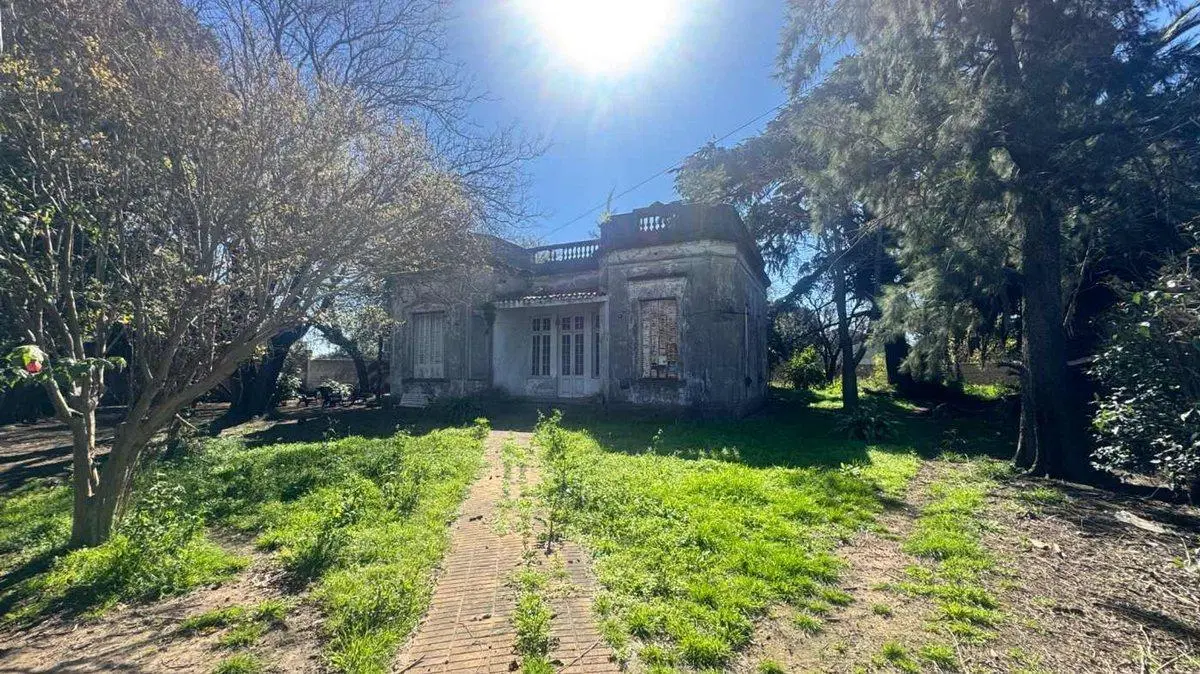 VENTA TERRENO CON CASA A REFACCIONAR VARELA 4