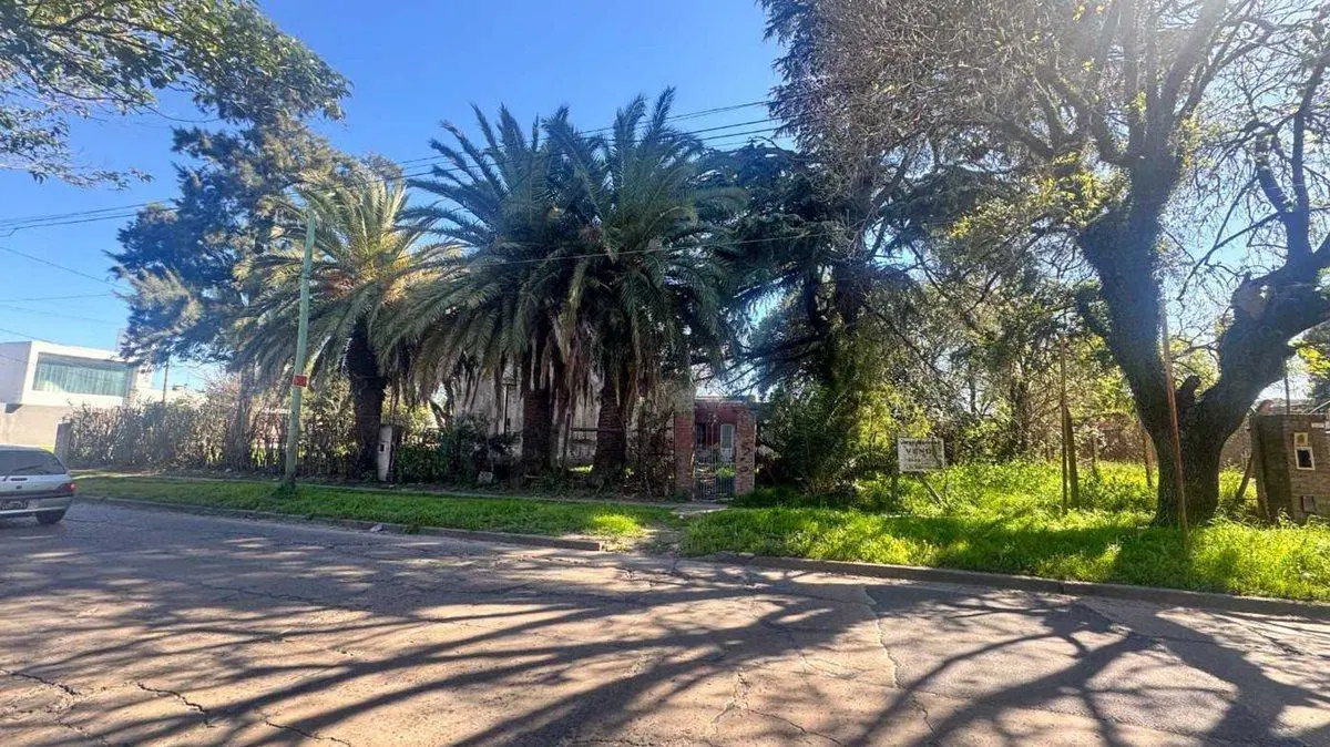 VENTA TERRENO CON CASA A REFACCIONAR VARELA 3