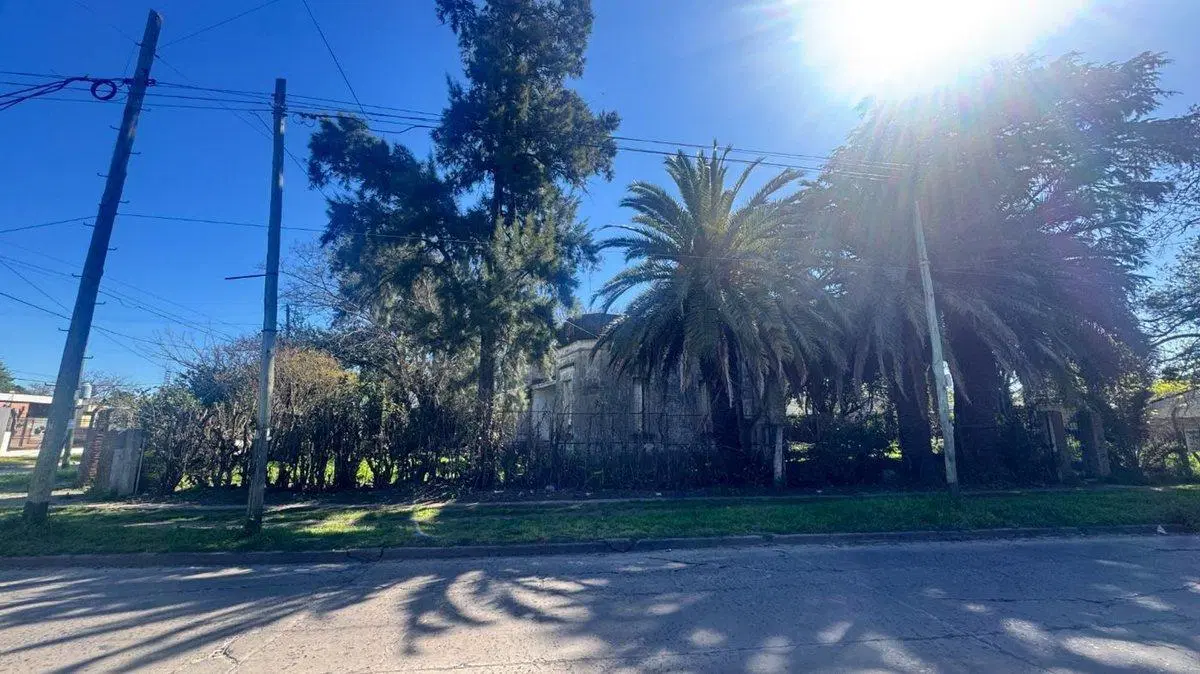 VENTA TERRENO CON CASA A REFACCIONAR VARELA 2