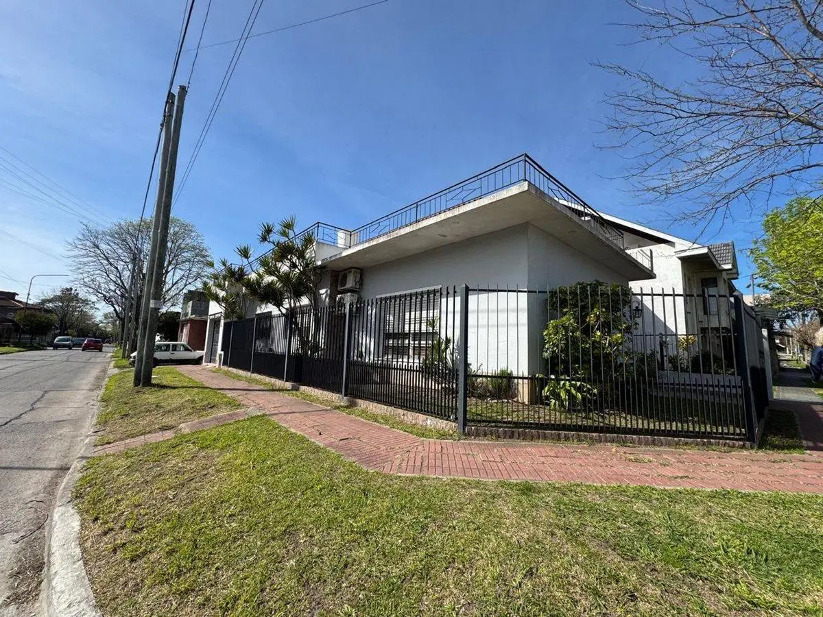 VENTA CASA 4 AMB CON COCHERA BARRIO PARQUE BERNAL 2