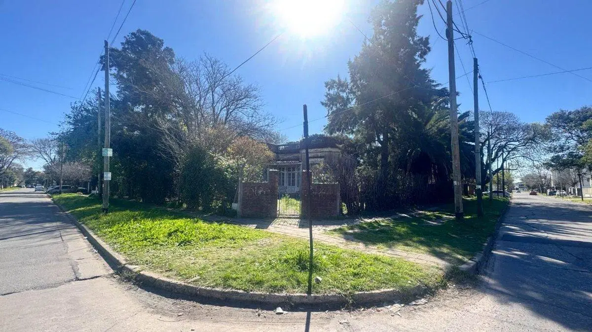 VENTA TERRENO CON CASA A REFACCIONAR VARELA 3