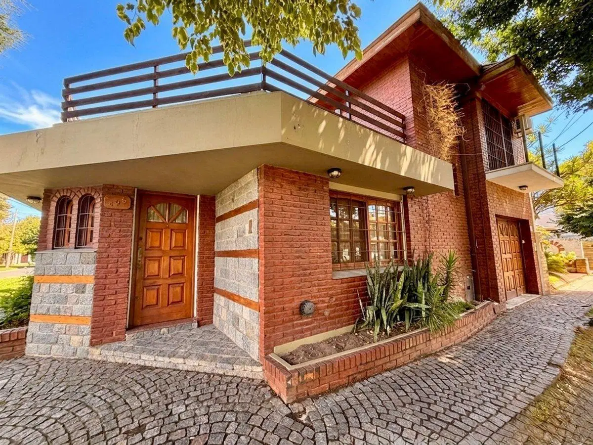 Venta Casa 3 amb + altillo + cochera Quilmes Oeste 3