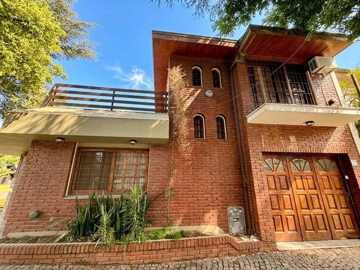 Venta Casa 3 amb + altillo + cochera Quilmes Oeste 4