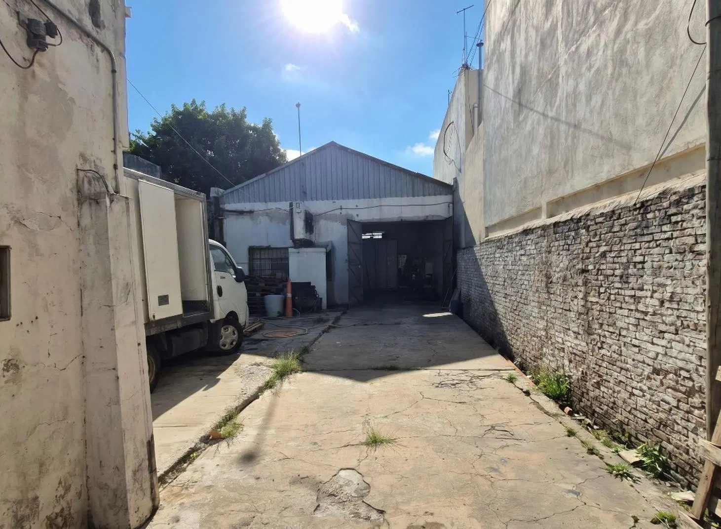 VENTA GALPON COMERCIAL OFICINA TRIFASICA  QUILMES 3