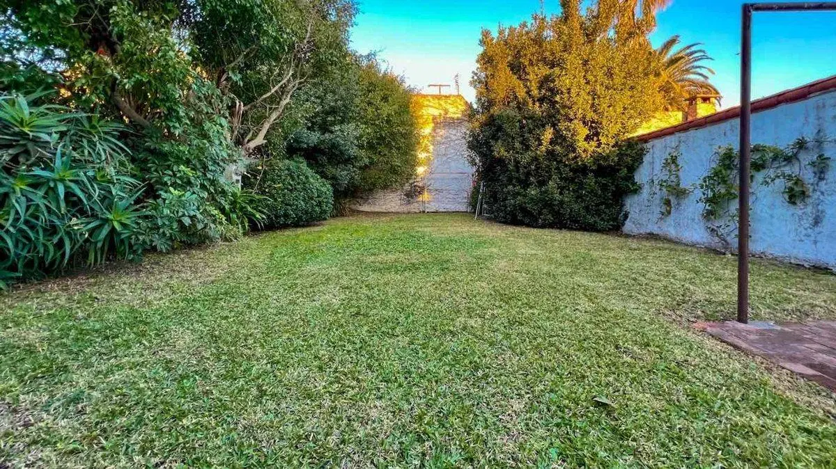 VENTA CASA 6 AMBIENTES BERNAL CON COCHERA JARDIN 2