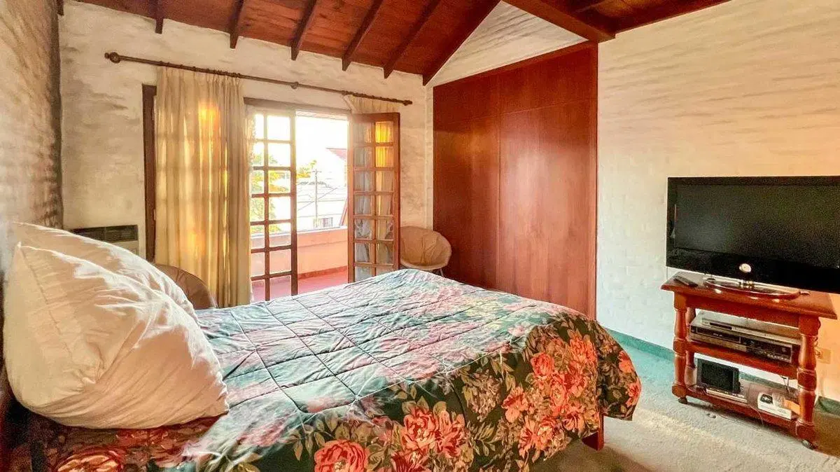 VENTA CASA 6 AMBIENTES BERNAL CON COCHERA JARDIN 8