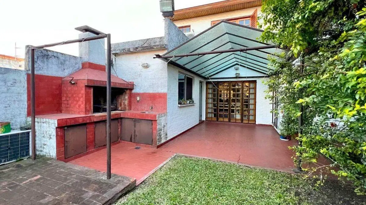 VENTA CASA 6 AMBIENTES BERNAL CON COCHERA JARDIN 3