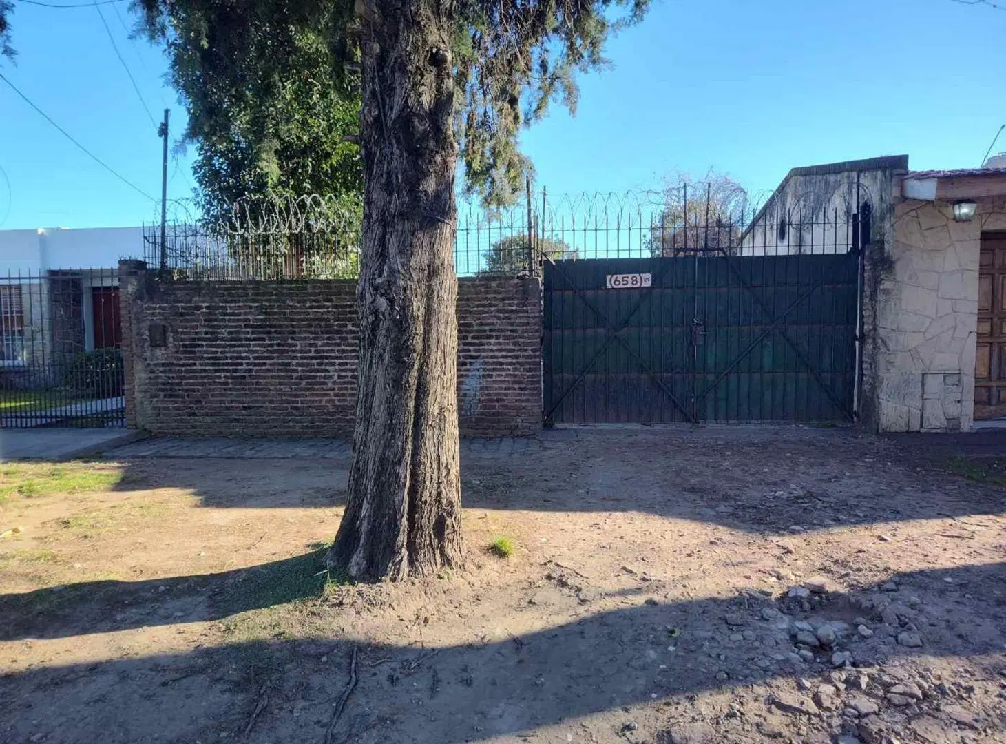 Venta Terreno en Barrio Parque Bernal 4