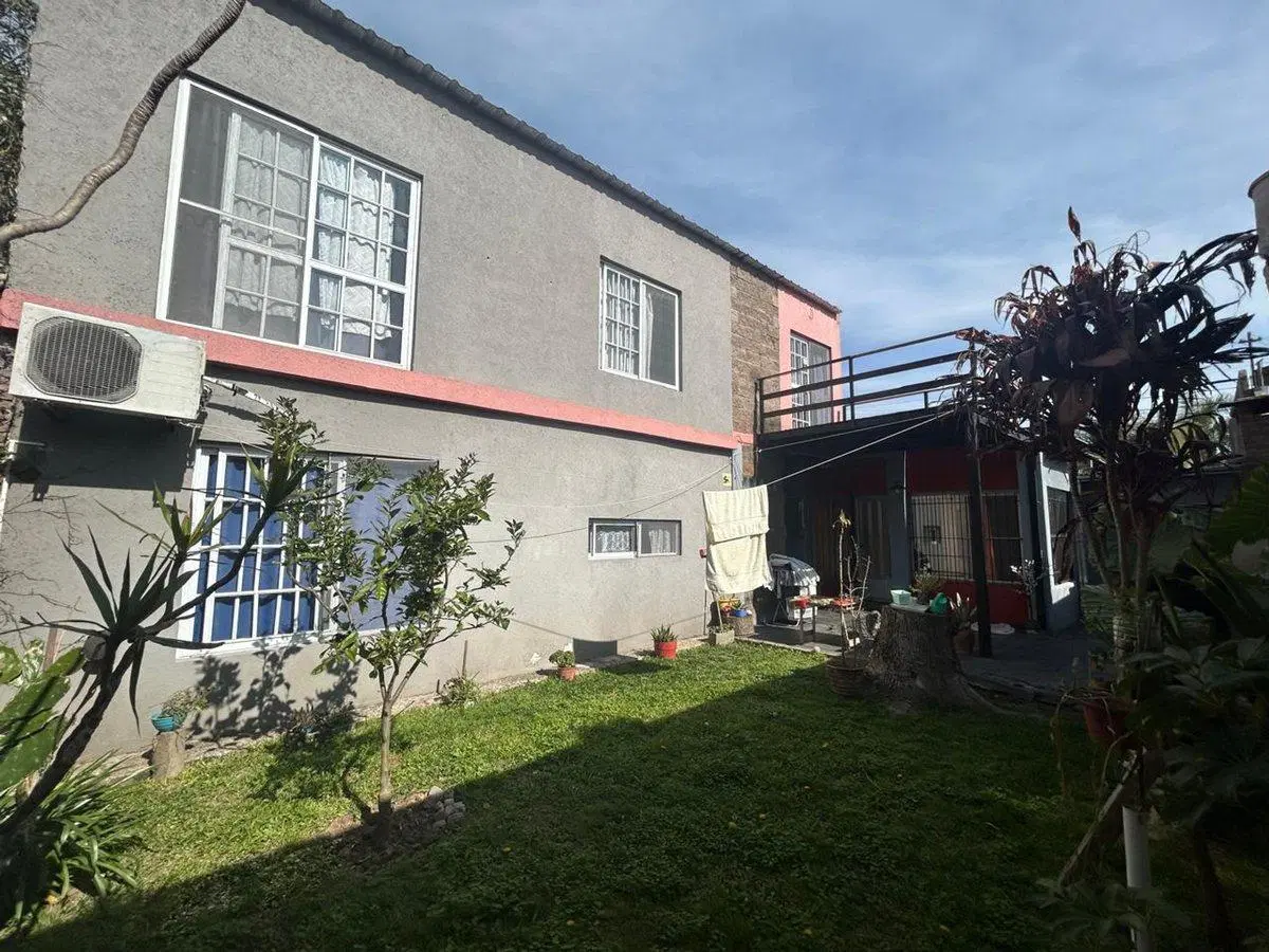 CASA EN VENTA 5 AMBIENTES CON PATIO BERNAL 5
