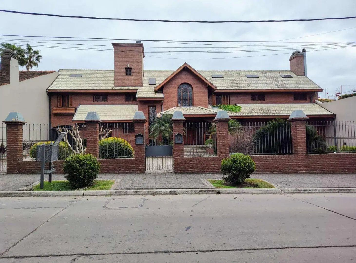 CASA EN QUILMES, 8 AMB, sobre Barranca 8
