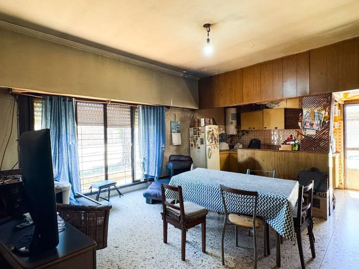 VENTA CASA 3 AMBIENTES CON PATIO Y COCHERA QUILMES 4