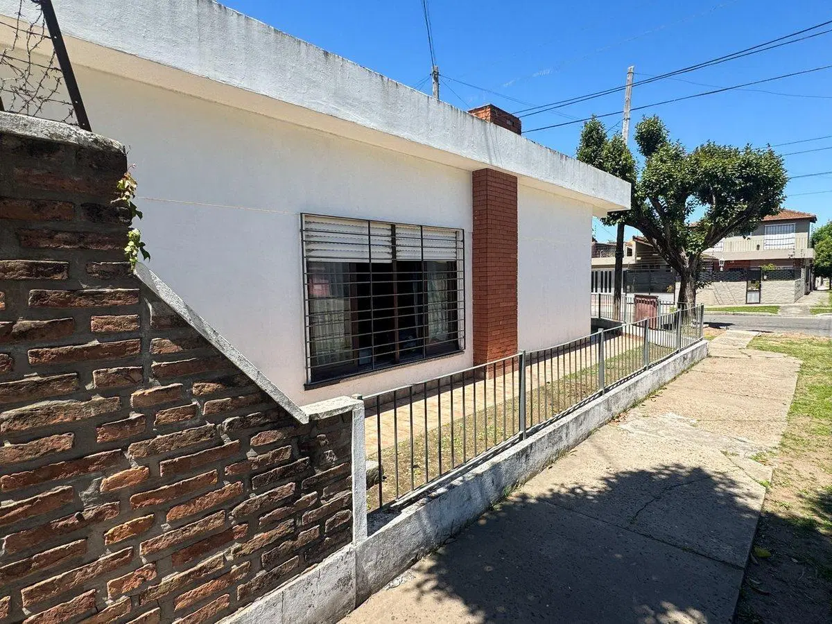 VENTA CASA 3 AMBIENTES CON PATIO Y COCHERA QUILMES 3