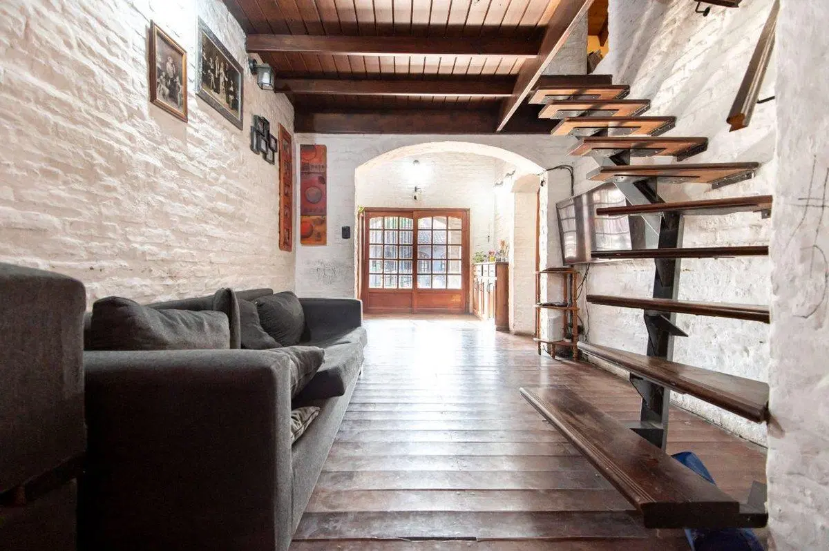 Venta Casa 5 Ambientes con Pileta en Quilmes 3