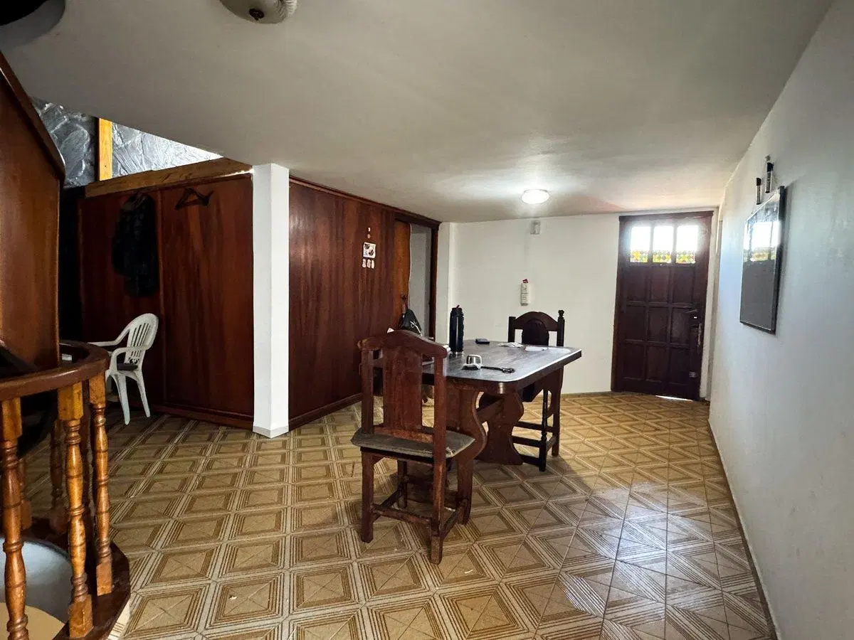 VENTA CASA CHALET CON LOCALES EN SOLANO 8