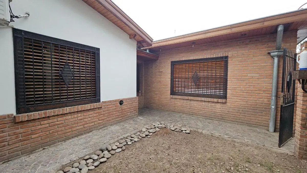 VENTA CASA 3 AMBIENTES C/ JARDIN Y COCHERA QUILMES 5