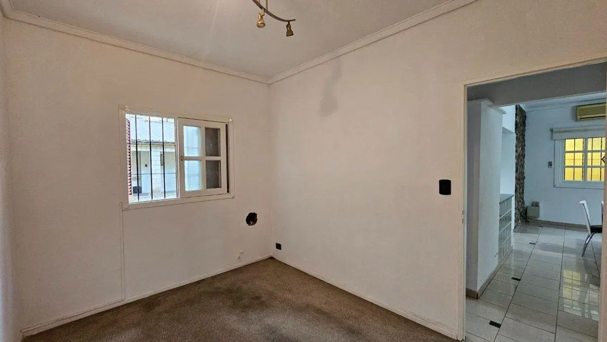 VENTA CASA 3 AMBIENTES C/ JARDIN Y COCHERA QUILMES 4