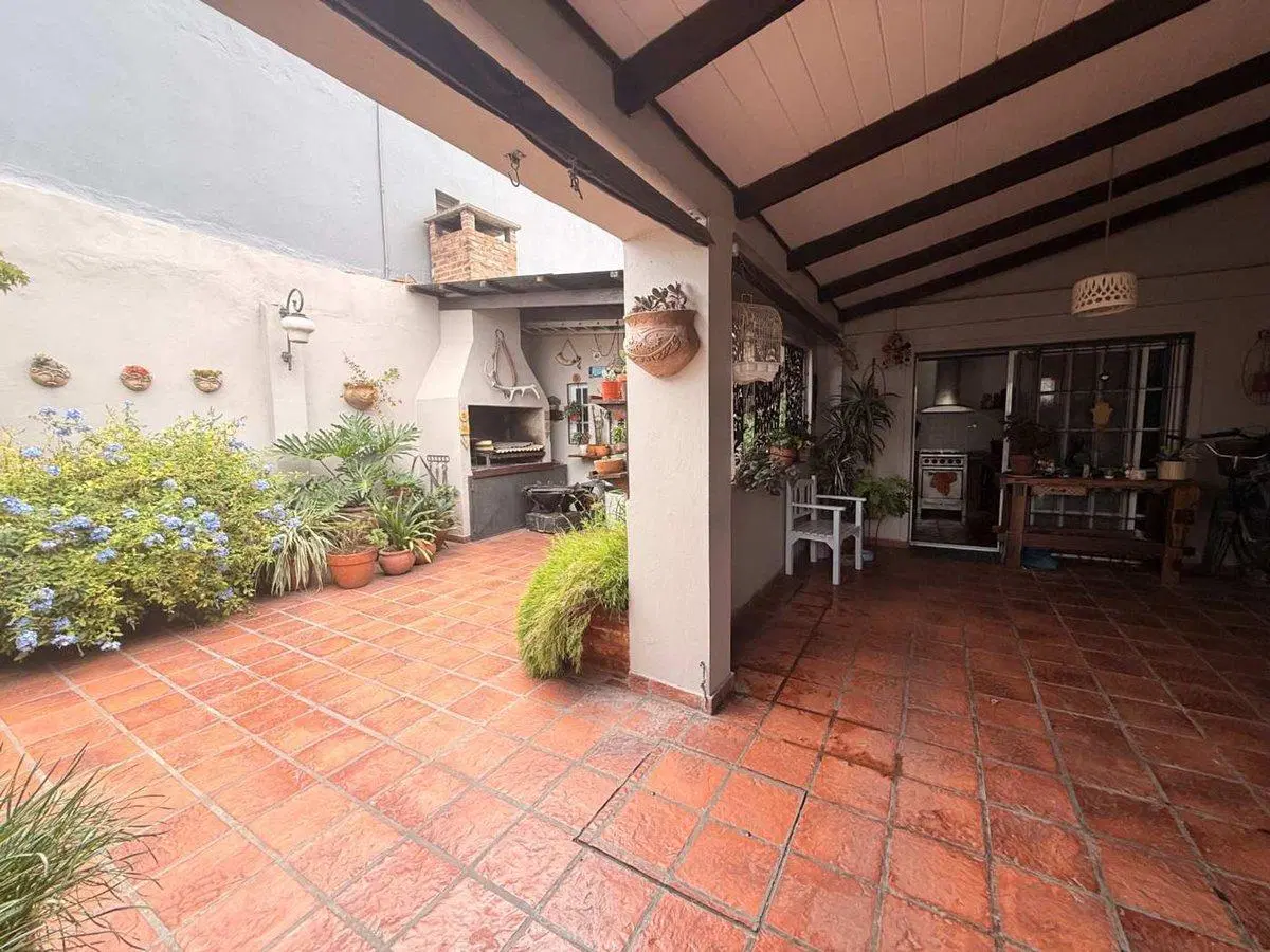 Venta casa con jardin cochera 3 ambientes Bernal. 3