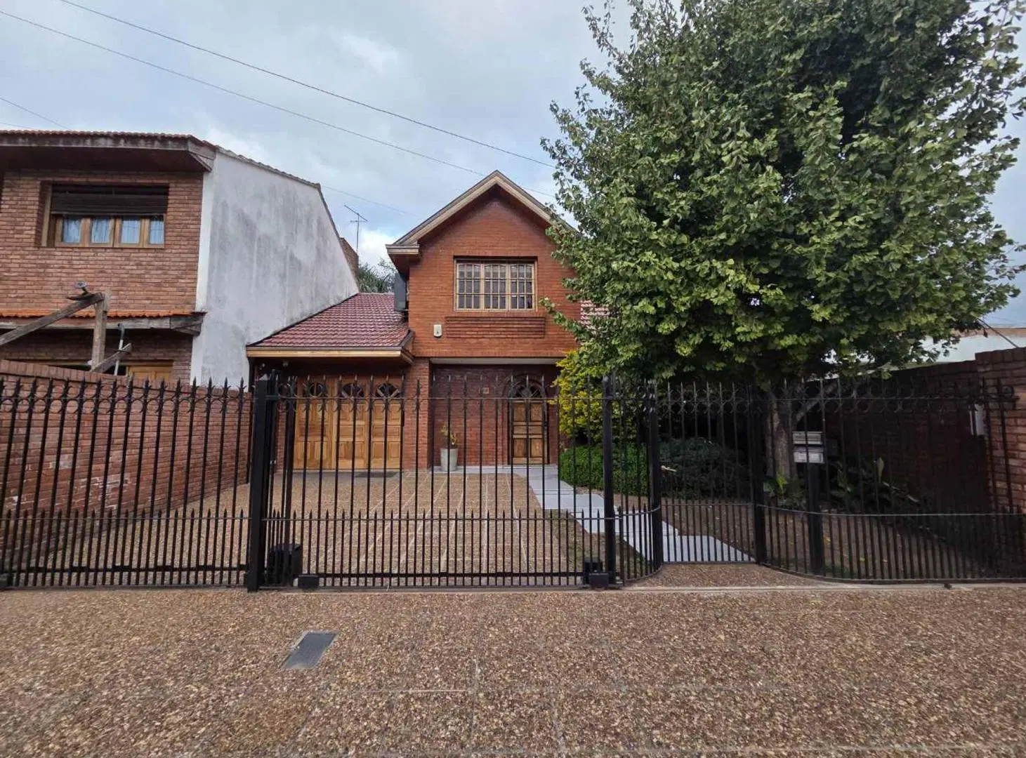 VENTA CASA 4 AMBIENTES C COCHERA Y JARDIN QUILMES 3