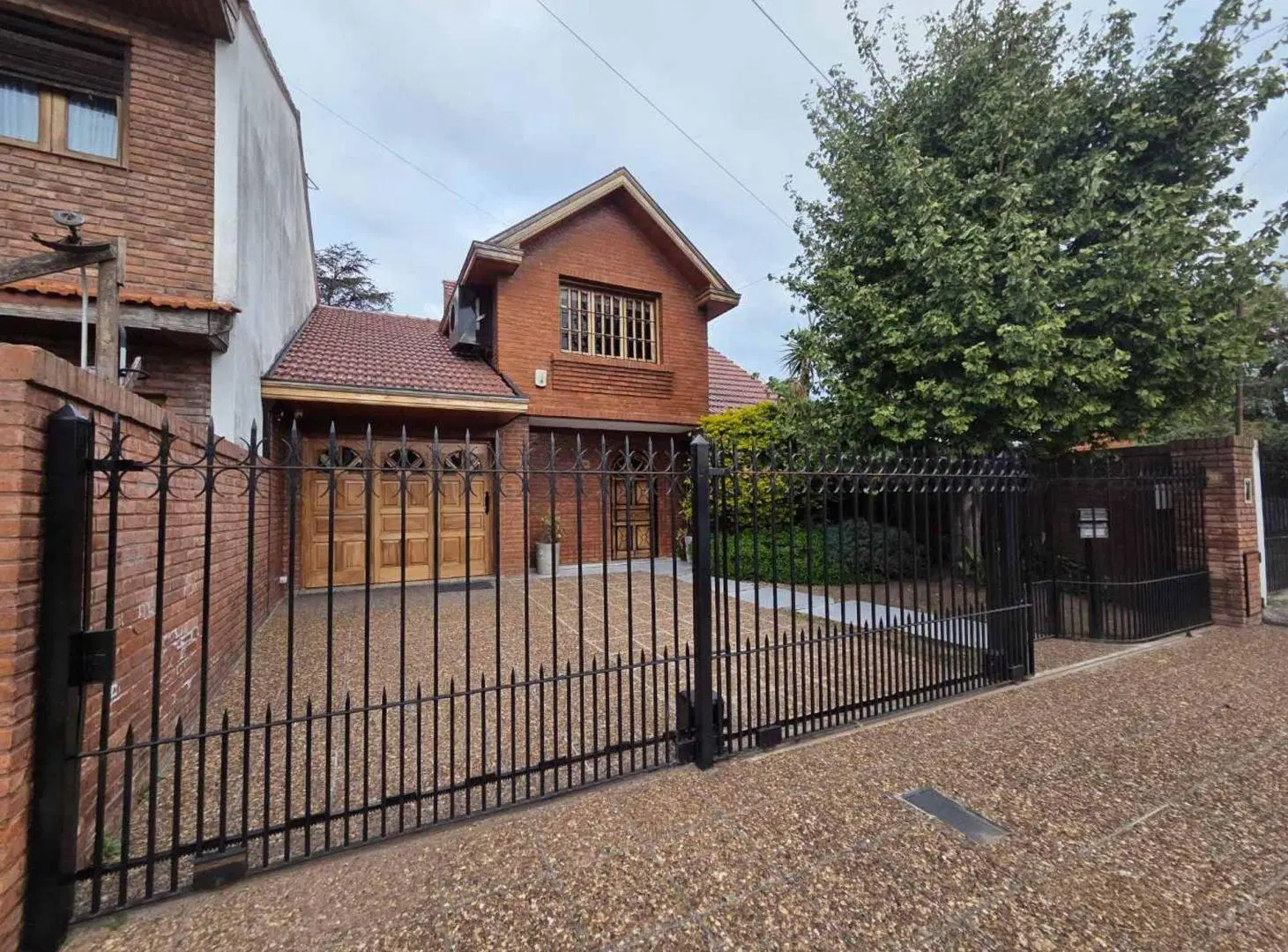 VENTA CASA 4 AMBIENTES C COCHERA Y JARDIN QUILMES 5