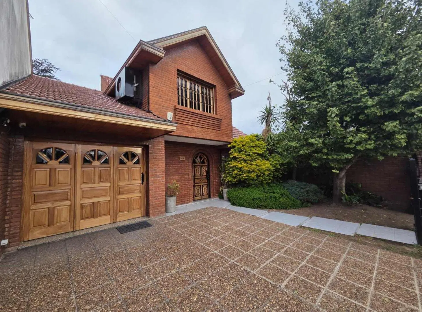 VENTA CASA 4 AMBIENTES C COCHERA Y JARDIN QUILMES 4