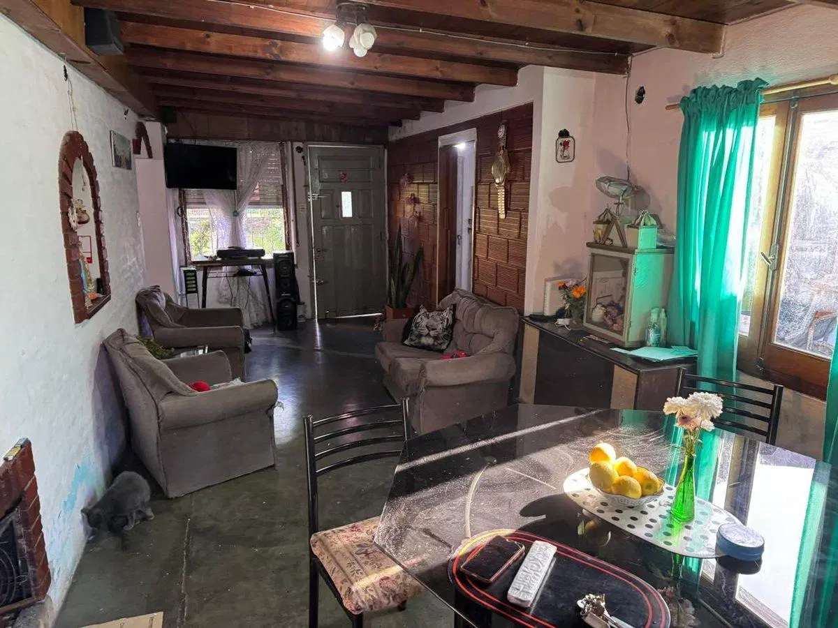 Venta Casa 3 ambientes con patio  Florencio Varela 8