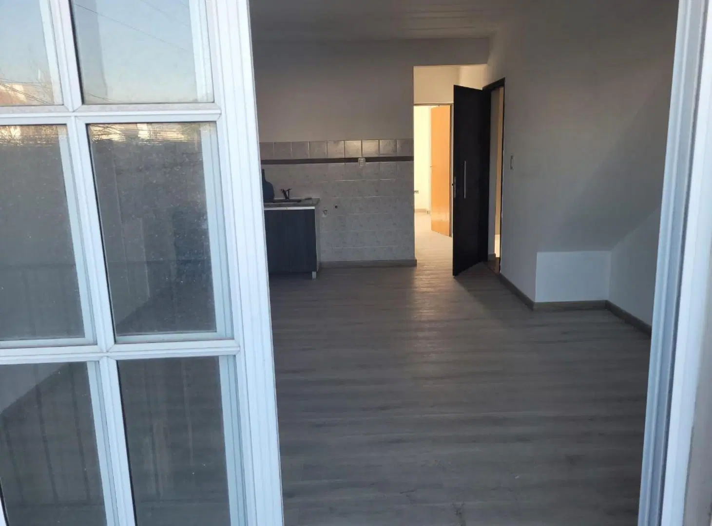 ALQUILER. DOS amb. esp/ auto. 1º PISO Ezp. Quilmes 8