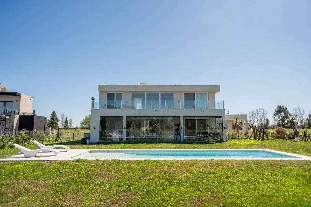 CASA EN VENTA AREA 60 7 AMB BARRIO LA VICTORIA 2
