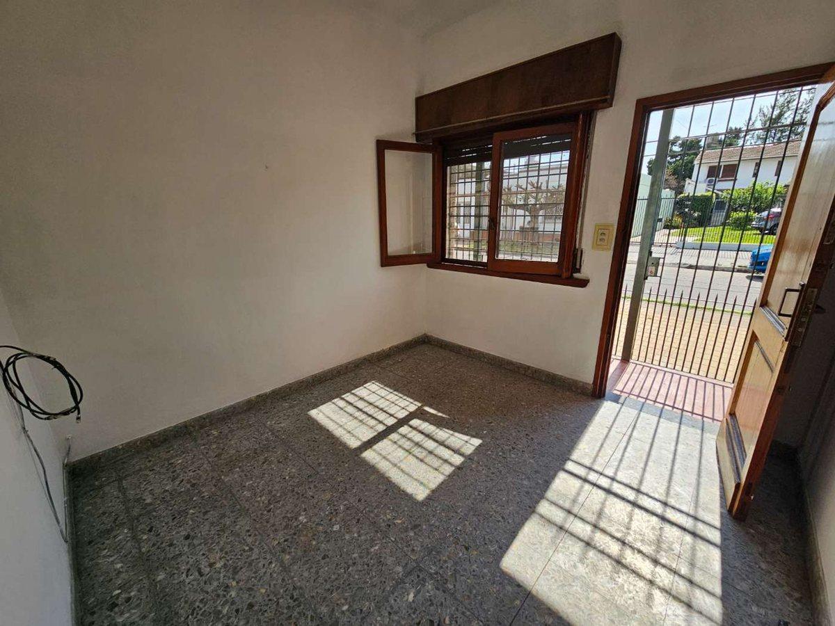 Foto de VENTA CASA 4 AMBIENTES CON PATIO EN BERNAL, imagen 2