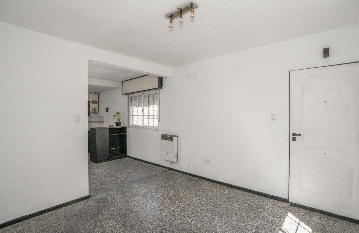 Foto de VENTA PH 2 AMBIENTES C/PATIO EN BERNAL OESTE, imagen 2