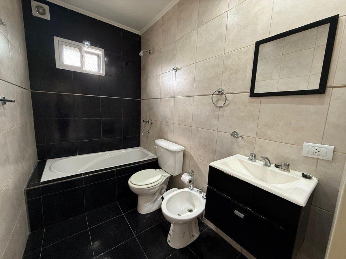 Foto de VENTA CASA 4 AMB CON COCHERA 2 AUTOS, BERAZATEGUI, imagen 3