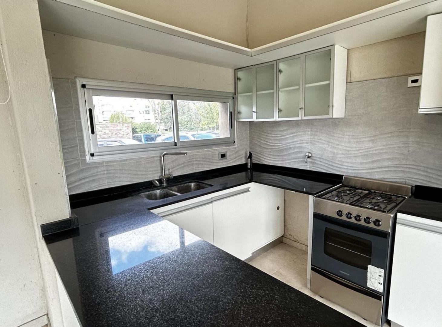 Foto de Casa 4 ambientes en venta Fincas de Hudson cochera, imagen 2